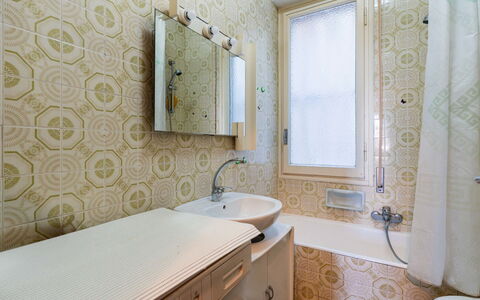 Casa di Roberto: Flooring, Bathroom, Floor, Interior Design, Plumbing Fixture, Bathroom Sink, Ceiling, Toilet Seat, Toilet, Plumbing