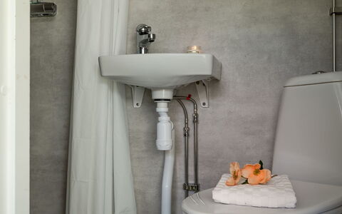 Hölick Minichalet 2: Plumbing Fixture, Bathroom, Interior Design, Plumbing, Floor, Flooring, Toilet, Toilet Seat, Bathroom Sink, Tap