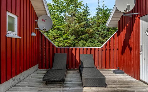 Hans - 1.2Km from the Sea: Wood, Home, Porch, Deck, Hardwood, Roof, Wood Stain, Wood Flooring, Eco Hotel