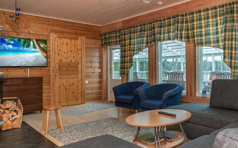 Louhuranta: Wood, Furniture, Flooring, Floor, Wood Stain, Door, Room, Hardwood, Ceiling, Chair