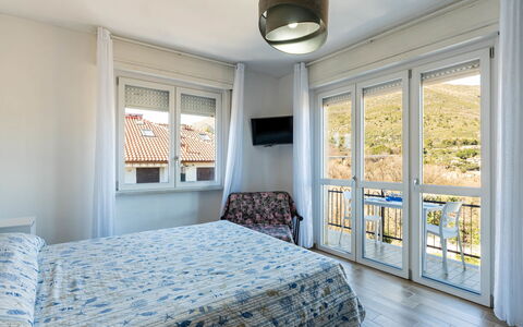 Tra le Onde: Furniture, Interior Design, Bedroom, Bed, Ceiling, Room, Floor, Linens, Bedding, Bed Sheet