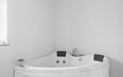 Ung - 460M from the Sea: Bathtub, Plumbing Fixture, Bathroom, Plumbing, Tap, Jacuzzi, Design