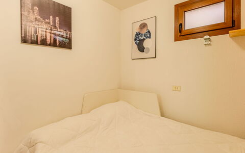 Boris: Bed, Bedroom, Wall, Bed Sheet, Wood, Bedding, Interior Design, Floor, Linens, Room