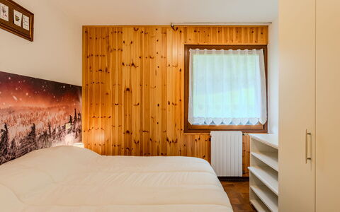 Boris: Wood, Bedroom, Bed, Interior Design, Bed Sheet, Flooring, Ceiling, Floor, Bedding, Room