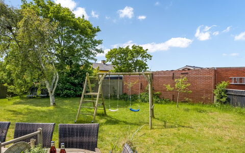 Yardila - 900M from the Sea: Estate, Shade, Driveway, Farmhouse