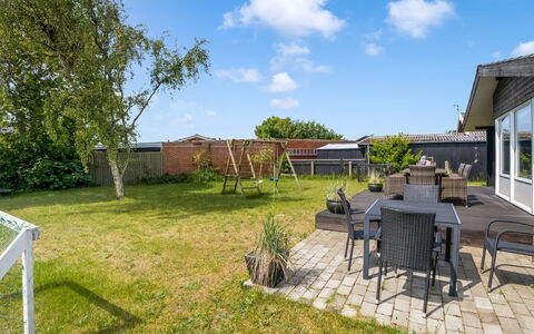 Yardila - 900M from the Sea: Estate, Shade, Driveway, Farmhouse