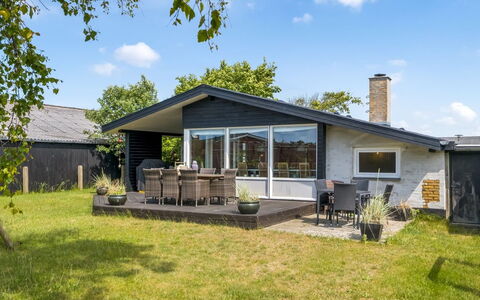 Yardila - 900M from the Sea: Estate, Shade, Driveway, Farmhouse
