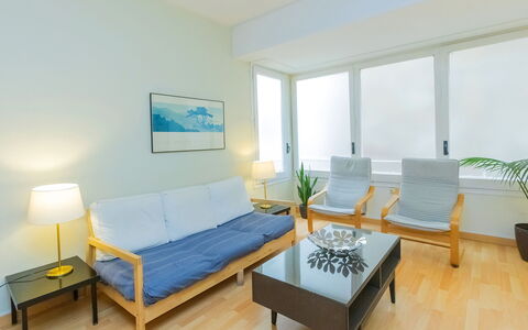 Eixample Dret Corsega Roger Lluria: Furniture, Property, Plant, Table, Comfort, Window, Azure, Wood, Couch, Building