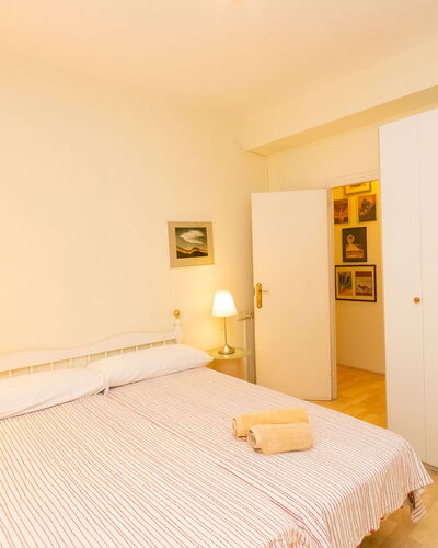 Eixample Dret Corsega Roger Lluria: Furniture, Comfort, Wood, Building, Picture Frame, Lighting, Orange, Interior Design, Bed