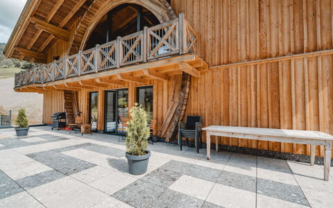 Saalbach-Hinterglemm 104: Building, House, Residential Area, Home, Shrub, Roof, Cottage, Estate, Garden