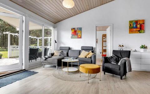 Helin - 800M from the Sea: Estate, Shade, Driveway, Farmhouse