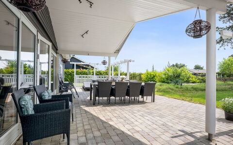 Helin - 800M from the Sea: Estate, Shade, Driveway, Farmhouse