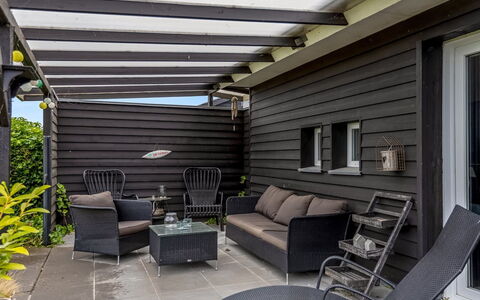 Adser - 300M from the Sea: Wood, Flooring, Interior Design, Floor, Furniture, Wood Flooring, Room, Ceiling, Wood Stain, Hardwood