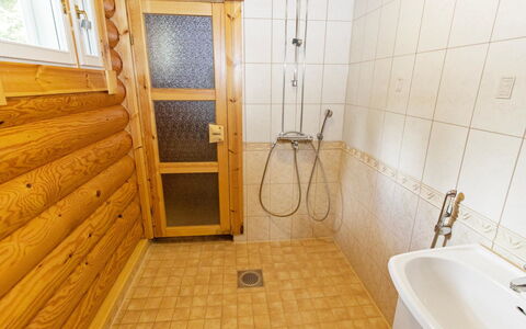 Niiniranta: Wood, Flooring, Floor, Plumbing Fixture, Room, Wood Stain, Plumbing, Hardwood, Bathroom, Tile