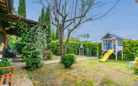Caggiolo: Shrub, Garden, Cottage, Landscaping, Shade, Lawn, Backyard, Yard, Estate