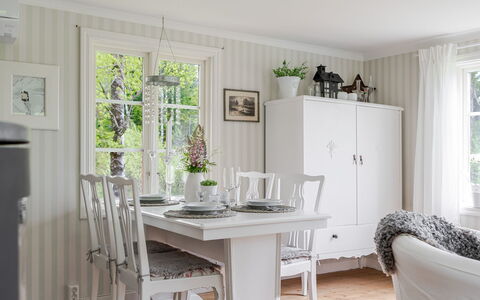 Bygget: Furniture, Interior Design, Flooring, Wood, Floor, Table, Dining Room, Lighting, Wood Flooring, Home