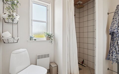 Mariam - 100M from the Sea: Toilet Seat, Flooring, Toilet, Plumbing Fixture, Floor, Interior Design, Bathroom, Plumbing, Room, Sink