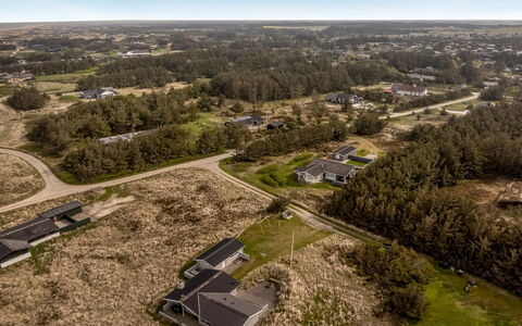 Fridgerd - 300M from the Sea: Building, House, Residential Area, Home, Shrub, Roof, Cottage, Estate, Garden