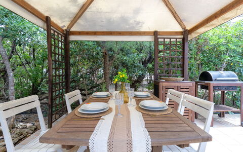 Lu Nibbaru di Portobello: Shrub, Garden, Shade, Lawn, Outdoor Furniture, Backyard, Landscaping, Yard, Estate, Chair