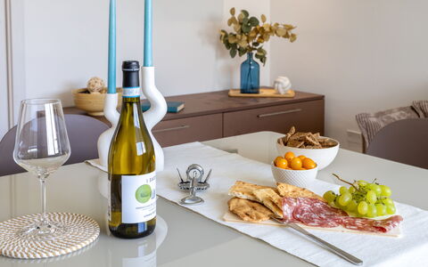 Perla Costa Conero: Bottle, Tableware, Fruit, Food, Glass Bottle, Wine Bottle, Produce, Wine
