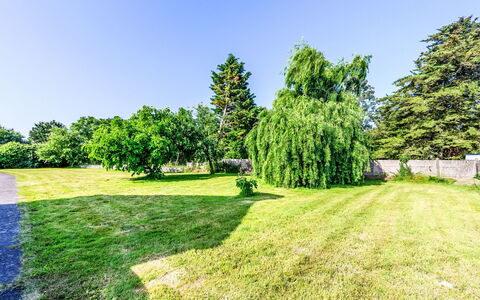 Maison de Kerbarh: Blue, Grass, Shrub, Land Lot, Plain, Garden, Lawn, Woody Plant, Meadow, Landscaping