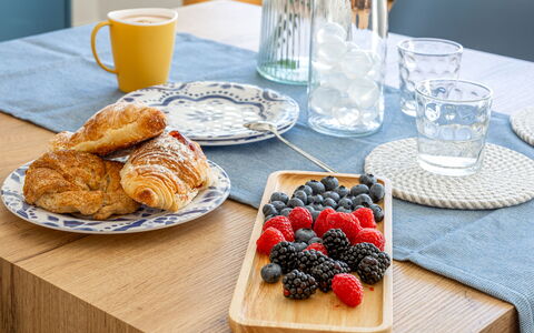 Brezza Costa Conero: Food, Tableware, Serveware, Dishware, Drinkware, Fruit, Ingredient, Table, Plate, Cup