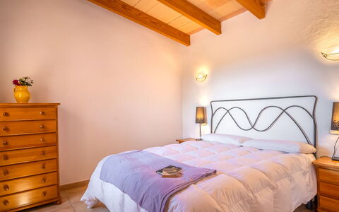 Reco de Can Pere Mas: Bed, Furniture, Interior Design, Bedroom, Wood, Flooring, Bed Sheet, Floor, Ceiling, Bedding