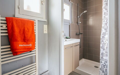 Le Nyce: Wall, Plumbing Fixture, Flooring, Bathroom, Floor, Interior Design, Plumbing, Toilet, Room, Tap
