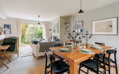 Le Nyce: Furniture, Interior Design, Chair, Table, Wood, Kitchen & Dining Room Table, Dining Room, Flooring, Room, Picture Frame