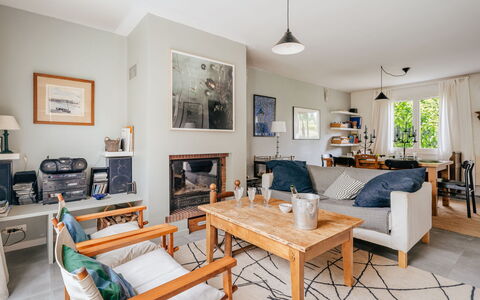 Le Nyce: Furniture, Interior Design, Flooring, Couch, Wall, Floor, Wood, Living Room, Room, Ceiling