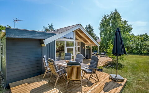 Leeve - 1.3Km from the Sea: Wood, Siding, Door, Cottage, Paint, Yard, Sash Window, Garden Buildings, Backyard, Plank