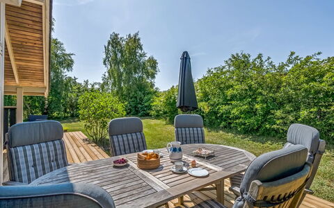 Leeve - 1.3Km from the Sea: Wood, Siding, Door, Cottage, Paint, Yard, Sash Window, Garden Buildings, Backyard, Plank