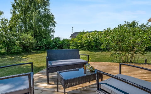 Leeve - 1.3Km from the Sea: Wood, Siding, Door, Cottage, Paint, Yard, Sash Window, Garden Buildings, Backyard, Plank
