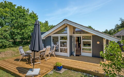 Leeve - 1.3Km from the Sea: House, Home, Door, Roof, Cottage, Estate, Garden, Shade, Siding, Yard