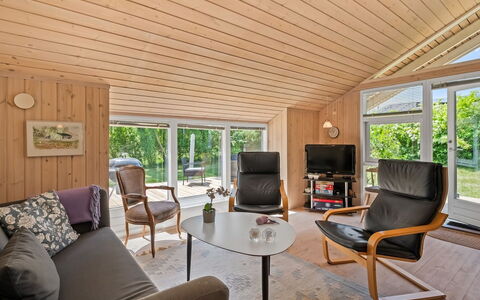 Leeve - 1.3Km from the Sea: House, Home, Door, Roof, Cottage, Estate, Garden, Shade, Siding, Yard