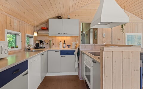 Leeve - 1.3Km from the Sea: House, Home, Door, Roof, Cottage, Estate, Garden, Shade, Siding, Yard