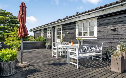 Helemine - 500M from the Sea: Blue, Shrub, Cottage, Groundcover, Garden, Estate, Shade, Landscaping, Farmhouse, Eco Hotel