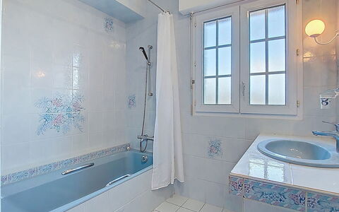 Ti Breizh: Blue, Bathroom, Plumbing Fixture, Bathtub, Flooring, Tap, Interior Design, Floor, Plumbing, Sink