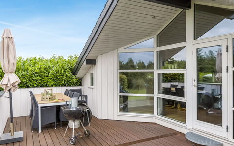 Naimi - 30Km from the Sea: Home, Cottage, Porch, Hardwood, Siding, Deck, Shade, Plank, Estate, Garden Buildings