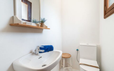 Can Jordi: Toilet Seat, Bathroom, Plumbing Fixture, Toilet, Flooring, Floor, Interior Design, Plumbing, Bathroom Sink, Sink