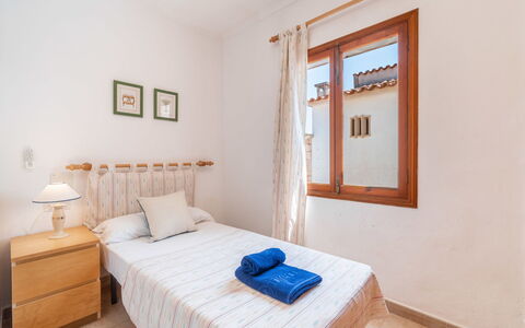 Can Jordi: Wood, Bed, Bedroom, Interior Design, Home, Flooring, Floor, Furniture, Apartment, Bed Sheet