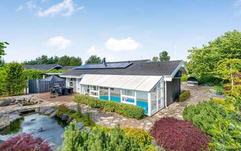 Ellie - 700M from the Sea: House, Roof, Home, Cottage, Shed, Garden Buildings, Siding, Yard, Log Cabin, Hut