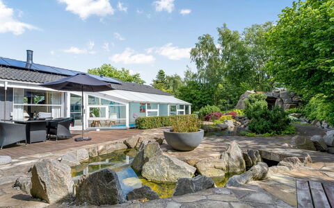 Ellie - 700M from the Sea: House, Roof, Home, Cottage, Shed, Garden Buildings, Siding, Yard, Log Cabin, Hut
