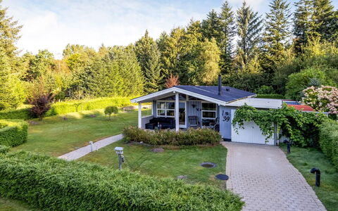 Dorethea - 30Km from the Sea: Estate, Shade, Driveway, Farmhouse