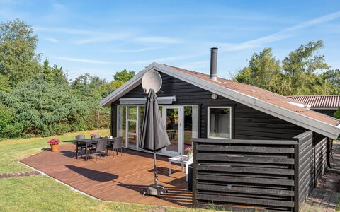 Laris - 700M to the Fjord: Estate, Shade, Driveway, Farmhouse