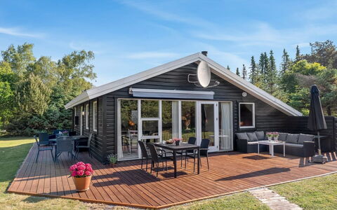 Laris - 700M to the Fjord: Estate, Shade, Driveway, Farmhouse