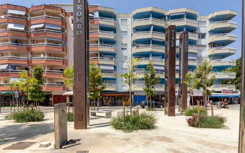 California 2: Architecture, Apartment, Condominium, Composite Material, Shade, Mixed-Use, Commercial Building, Balcony
