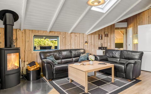 Kai - 400M from the Sea: Estate, Shade, Driveway, Farmhouse