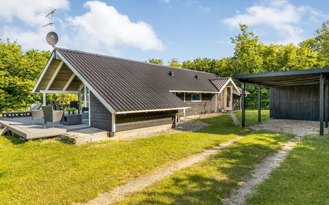 Kai - 400M from the Sea: Estate, Shade, Driveway, Farmhouse