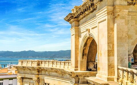 Appartamento in Centro: Blue, Arch, Tourist Attraction, Classical Architecture, Historic Site, Column, Arcade, Palace